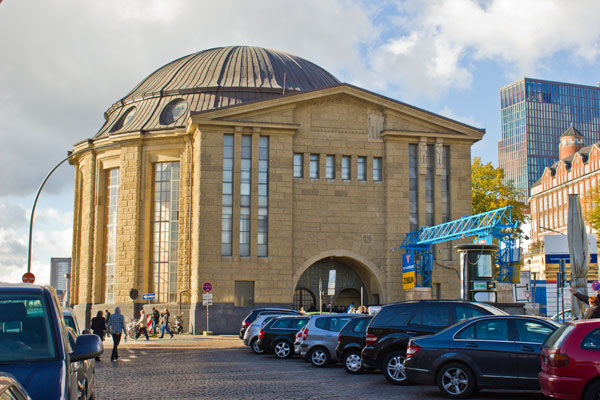 Eingang zum alten Elbtunnel in Hamburg